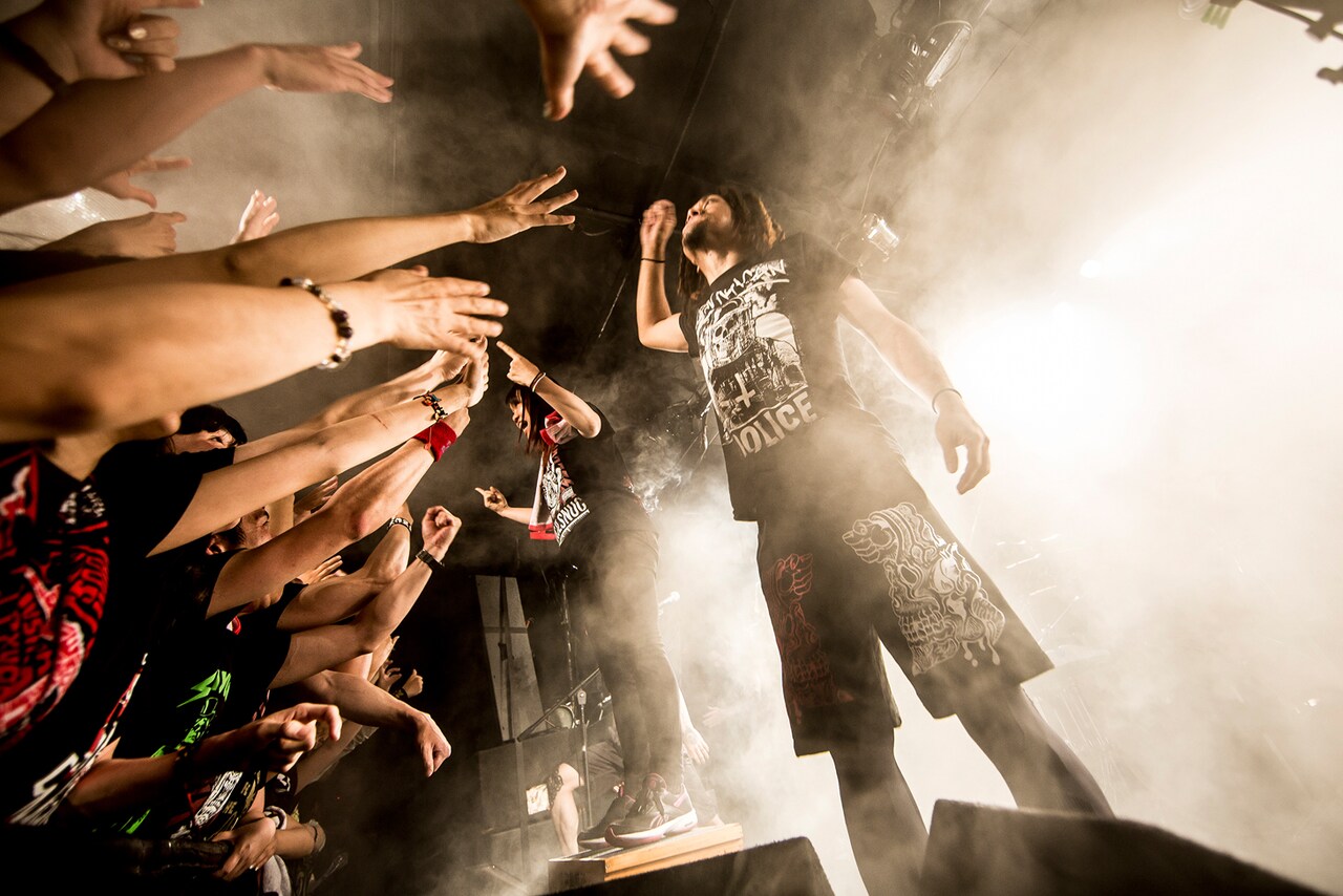 左からナヲ（ドラムと女声と姉）、マキシマムザ亮君（歌と6弦と弟）。（Photo by Takahiro Saito）