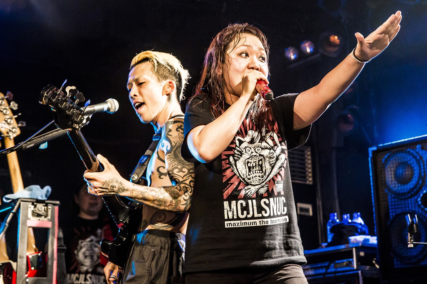 左から上ちゃん（4弦）、ナヲ（ドラムと女声と姉）。（Photo by Takahiro Saito）