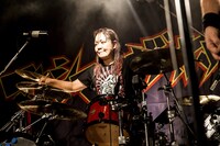 ナヲ（ドラムと女声と姉）（Photo by Takahiro Saito）