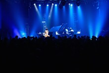 「Salyu × Takeshi Kobayashi Live in Hong Kong」の様子。（Photo by Taku Fujii）