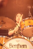 鈴木敬（Dr, Cho）（写真提供：ポニーキャニオン）