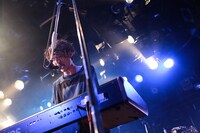 須田原生（G, Cho）（写真提供：ポニーキャニオン）