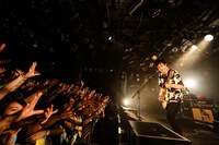 小関竜矢（Vo, G）（写真提供：ポニーキャニオン）