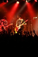 須田原生（G, Cho）（写真提供：ポニーキャニオン）