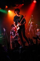 須田原生（G, Cho）（写真提供：ポニーキャニオン）