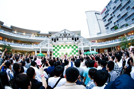 LiSA「LiTTLE DEViL PARADE」発売記念フリーライブの様子。（photo by tetsuya yamamoto）