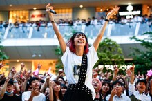 両手を上げて観客の声援に応えるLiSA。（photo by tetsuya yamamoto）