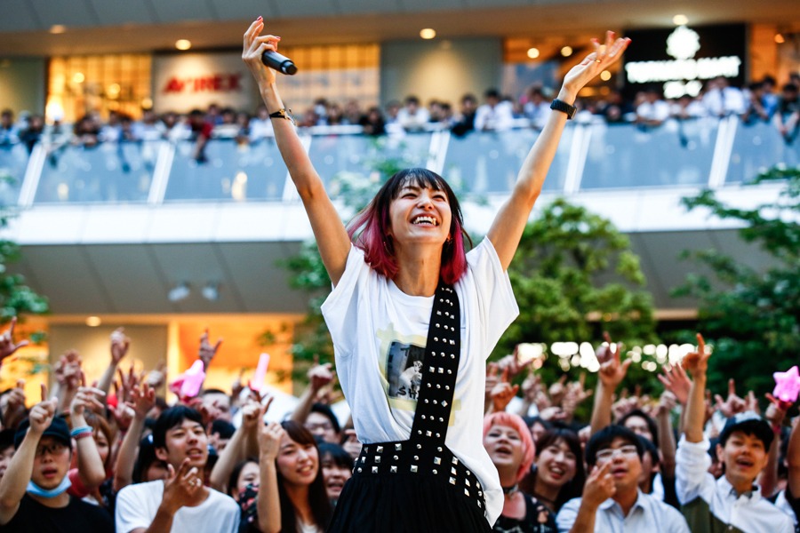 両手を上げて観客の声援に応えるLiSA。（photo by tetsuya yamamoto）