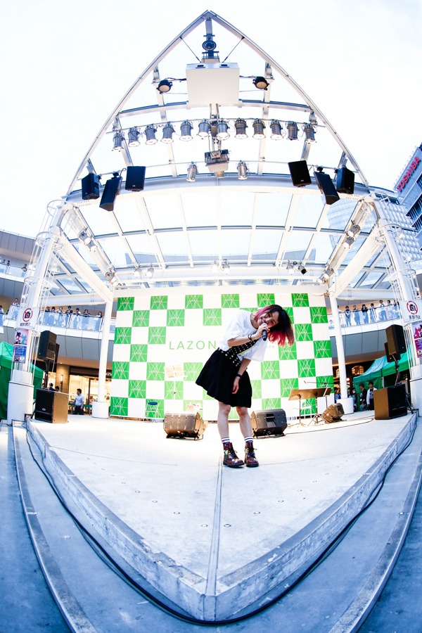 LiSA「LiTTLE DEViL PARADE」発売記念フリーライブの様子。（photo by tetsuya yamamoto）