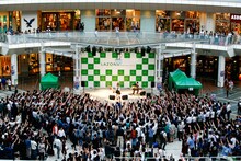 LiSA「LiTTLE DEViL PARADE」発売記念フリーライブの様子。（photo by tetsuya yamamoto）