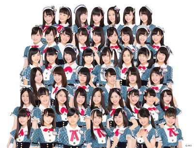 AKB48チーム8。下から2段目の右から4番目が濱松里緒菜。 (c)AKS