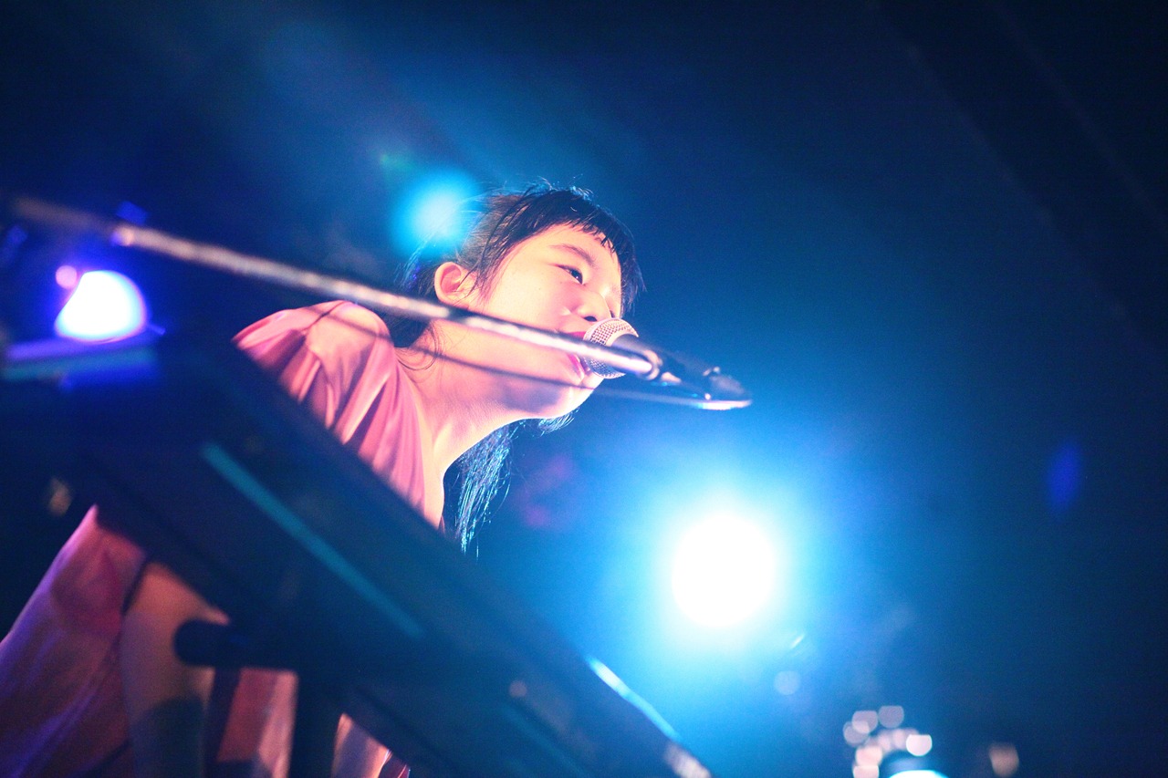 マナ（Vo, Key）（撮影：むらかみみさき）