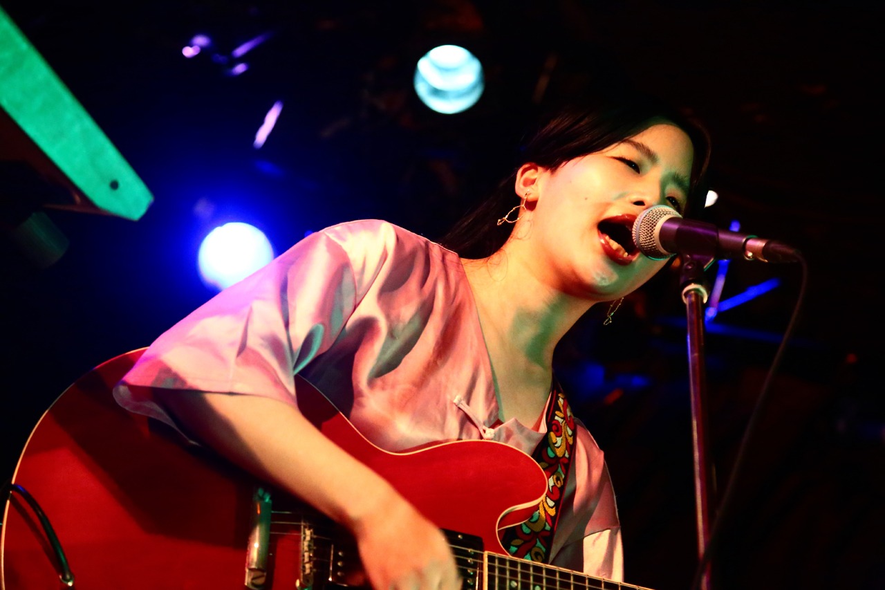 カナ（Vo, G）（撮影：むらかみみさき）