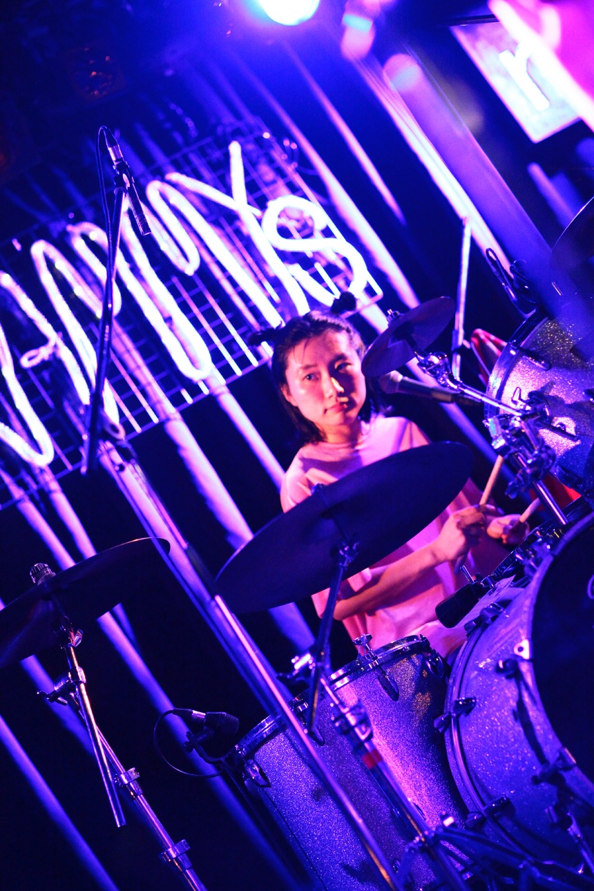 ユナ（Dr, Cho）（撮影：むらかみみさき）