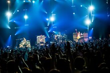 GLAY「GLAY HIGHCOMMUNICATIONS TOUR 2017 -Never Ending Supernova-」石川・金沢歌劇座公演の様子。