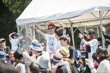 ライブを観るアカマトシノリ（Vo, B / HOTSQUALL）。（Photo by manaty）