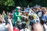 初心者マークを配る北島康雄（Vo / 四星球）。（Photo by manaty）