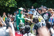 初心者マークを配る北島康雄（Vo / 四星球）。（Photo by manaty）