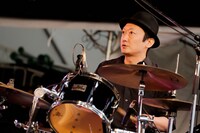 LITTLE CREATURESの栗原務（Dr）。