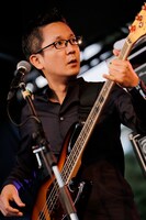 LITTLE CREATURESの鈴木正人（B, Key）。