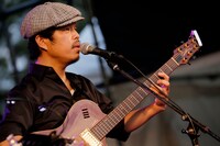 LITTLE CREATURESの青柳拓次（Vo, G）。