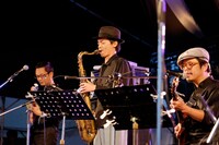 LITTLE CREATURES×原田郁子ライブ時の武嶋聡（中央）。