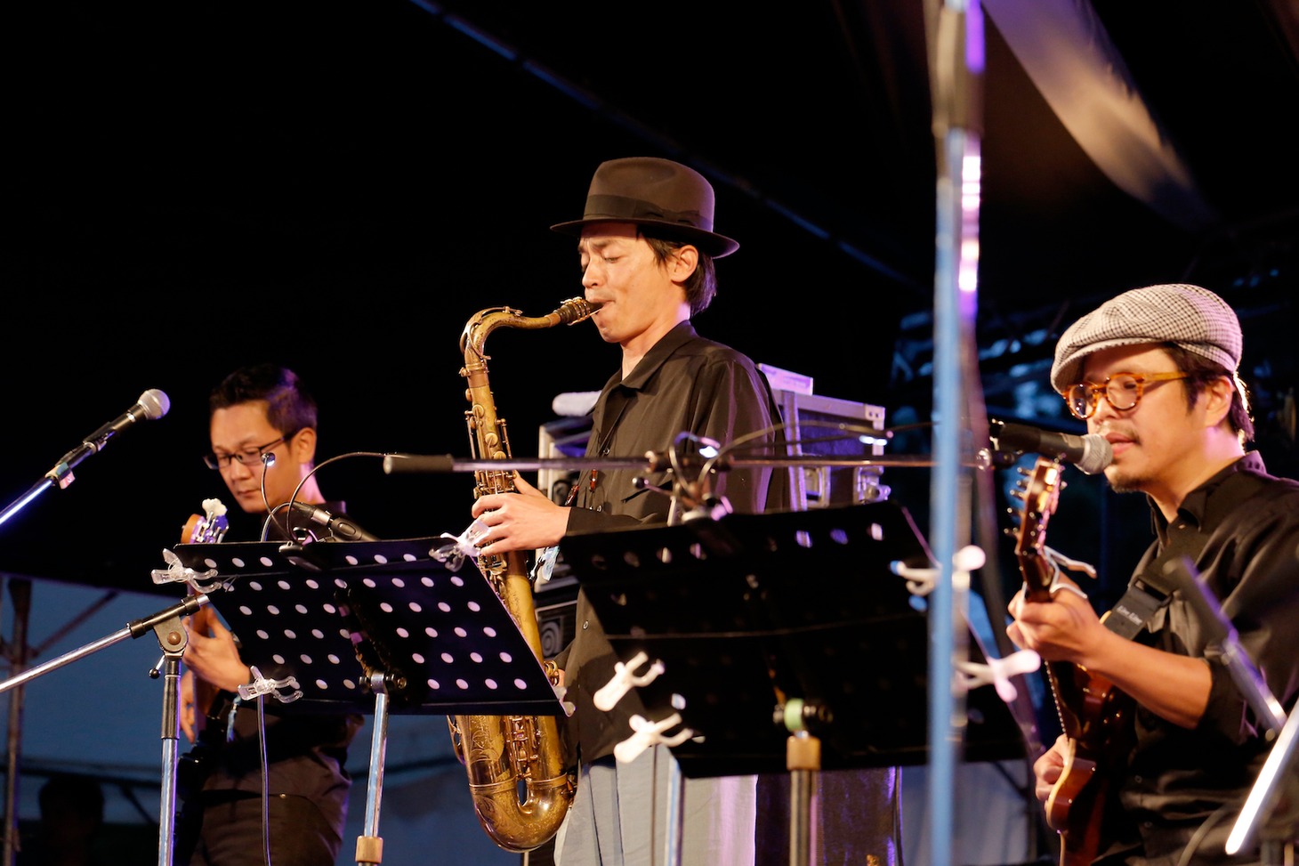 LITTLE CREATURES×原田郁子ライブ時の武嶋聡（中央）。