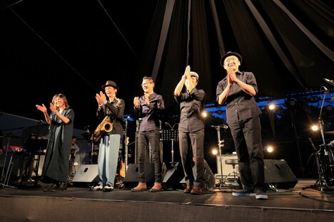 LITTLE CREATURES×原田郁子。左から2番目はサポートサックスプレイヤーの武嶋聡。