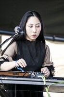 D.A.N.のライブにサポートで参加した小林うてな（Syn, Cho, Steelpan）。