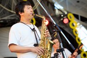 Hei tanakaのライブ時のあだち麗三郎（Sax）。
