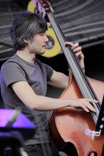 細野晴臣のライブをサポートした伊賀航（B）。