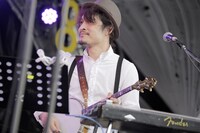 細野晴臣のライブをサポートした高田漣（G）。