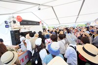 DJパフォーマンス時の角張渉社長（カクバリズム）。