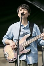 キセルの辻村友晴（Vo, B, Musical saw）。