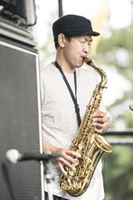 キセルのサポートを務めた加藤雄一郎（Sax）。