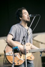 キセルの辻村豪文（Vo, G）。