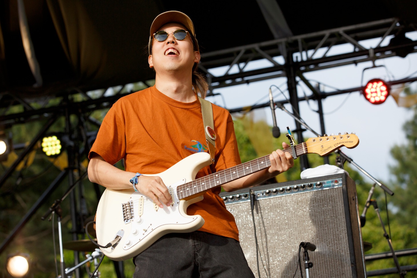 手前がnever young beachの安部勇磨（Vo, G）、奥が鈴木健人（Dr）。