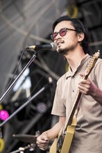 ペトロールズの長岡亮介（G, Vo）。