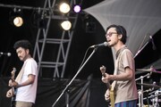 ペトロールズのライブの様子。手間が長岡亮介（Vo, G）、奥が三浦淳悟（B）。