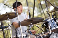 スカートのライブ時の佐久間裕太（Dr）。