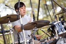 スカートのライブ時の佐久間裕太（Dr）。