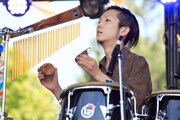 スカートのライブ時のシマダボーイ（Perc）。