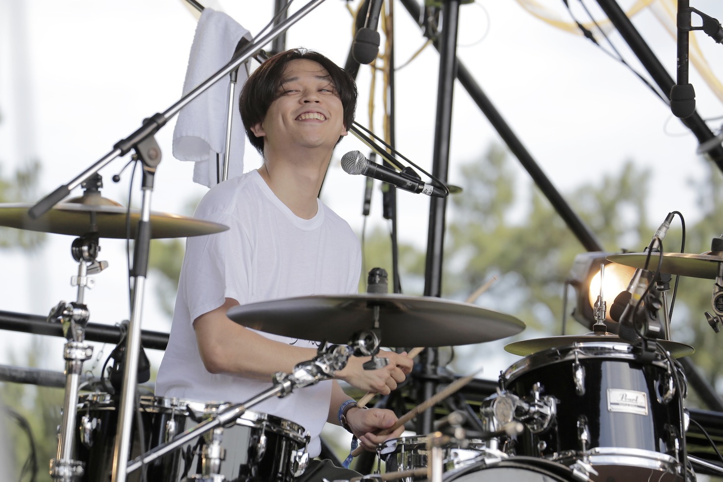 Yogee New Wavesの粕谷哲司（Dr）。