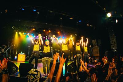 「BACK-ON 15th Anniversary Live -Ultimate Thanks-」の様子。（撮影：​木場ヨシヒト）