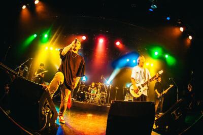 「BACK-ON 15th Anniversary Live -Ultimate Thanks-」の様子。（撮影：​木場ヨシヒト）