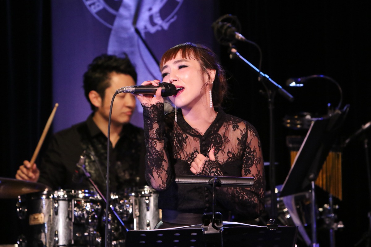 「～AZU 10th Anniversary PREMIUM LIVE～ AZUDECHANeeL FINAL」の様子。（写真提供：アリオラジャパン）