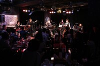 「～AZU 10th Anniversary PREMIUM LIVE～ AZUDECHANeeL FINAL」の様子。（写真提供：アリオラジャパン）