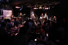 「～AZU 10th Anniversary PREMIUM LIVE～ AZUDECHANeeL FINAL」の様子。（写真提供：アリオラジャパン）