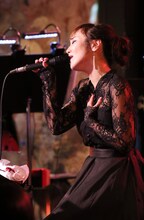 「～AZU 10th Anniversary PREMIUM LIVE～ AZUDECHANeeL FINAL」の様子。（写真提供：アリオラジャパン）