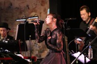 「～AZU 10th Anniversary PREMIUM LIVE～ AZUDECHANeeL FINAL」の様子。（写真提供：アリオラジャパン）